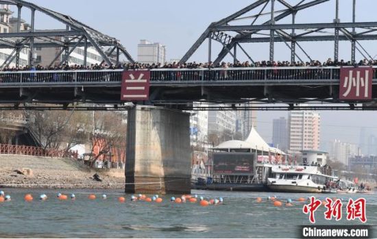 圖為活動現(xiàn)場冬泳愛好者表演“漂游”?！钇G敏 攝