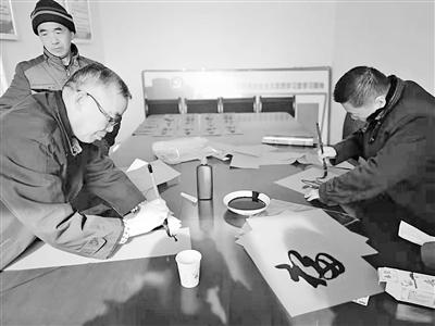 蘭州市商務(wù)局攜愛心企業(yè)赴榆中縣哈峴鄉(xiāng)仁和村扶貧慰問