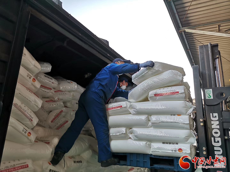 【甘肅全民戰(zhàn)“疫”】蘭鐵集團：萬噸醫(yī)用原料星夜馳援防疫物資生產(chǎn)地（圖）