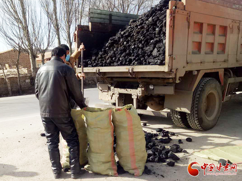 【甘肅全民戰(zhàn)“疫”】雪中送炭！會(huì)寧一企業(yè)為基層防控點(diǎn)捐贈(zèng)10噸愛(ài)心煤（圖）