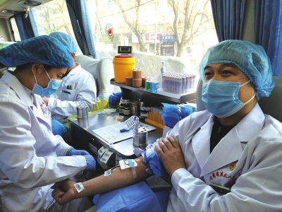 蘭州：獻(xiàn)血戰(zhàn)“疫” 為愛送行（圖）