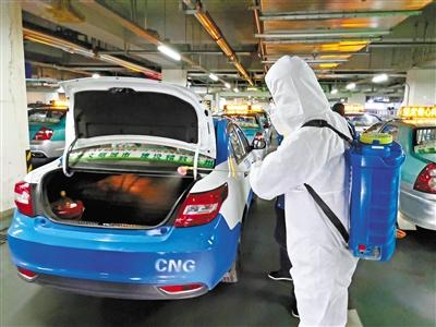 免費接送一線抗“疫”人員 蘭州奔馬雷鋒車隊，你們真棒！