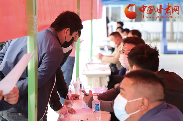 【甘肅省決戰(zhàn)決勝脫貧攻堅(jiān)】扶貧又扶志！把“就業(yè)大禮包”送到貧困戶家門口（圖）