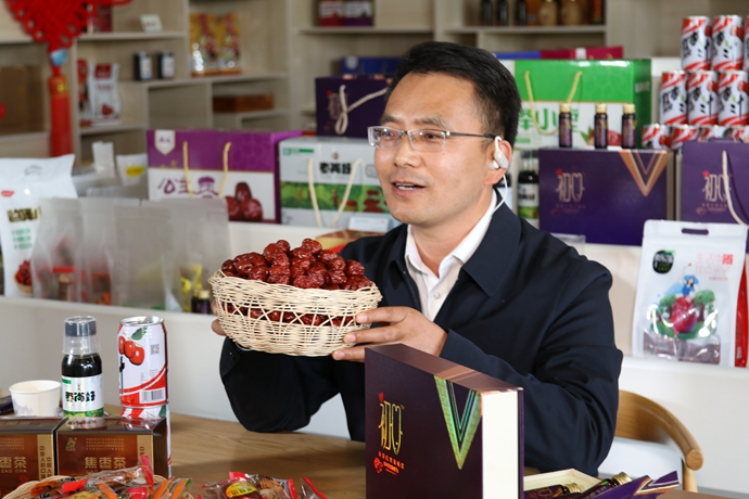 “縣長直播天團”唱響“甘貨春之聲”，售出近30種甘貨1萬余件 開進直播間的網(wǎng)絡(luò)扶貧博覽會，受百萬網(wǎng)友點贊 