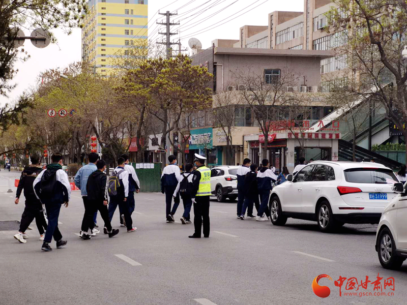 保駕護航！涼州公安交警“護學(xué)崗” 撐起“平安傘”