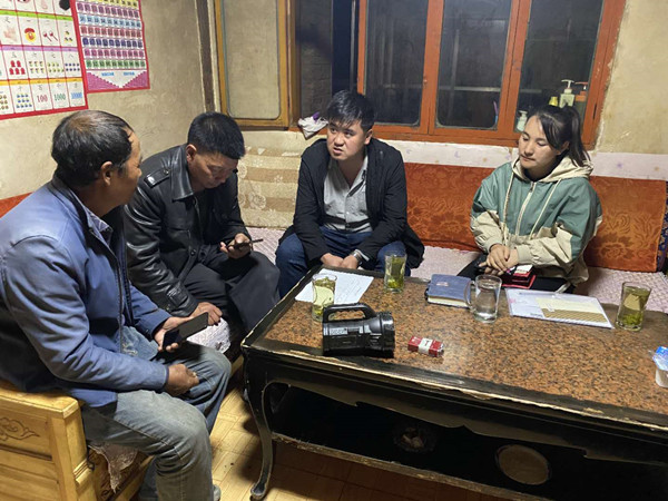 圖為木耳鎮(zhèn)紀檢干事盧建民（左三）連夜在多壩村多壩組奚連德家中了解受災情況，排查安全隱患，并宣傳發(fā)生次生災害的相關知識。_副本.jpg