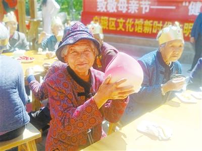 母親節(jié)，白銀“花村”擺了一場“敬老宴”