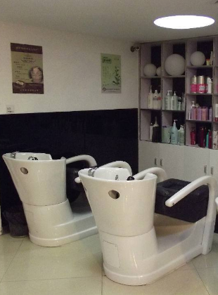 蘭州市區(qū)兩級衛(wèi)生監(jiān)督機構(gòu)聯(lián)合整治美容美發(fā)場所