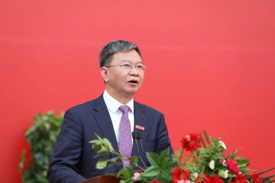 蘭州大學(xué)校長嚴(yán)純?nèi)A寄語2020屆本科畢業(yè)生：做敢擔(dān)當(dāng)、能擔(dān)當(dāng)、有擔(dān)當(dāng)?shù)娜?>
        </a><em>蘭州大學(xué)校長嚴(yán)純?nèi)A寄語2020屆本科畢業(yè)生：做敢擔(dān)當(dāng)、能擔(dān)當(dāng)、有擔(dān)當(dāng)?shù)娜?/em></li>
    <li><a  target=