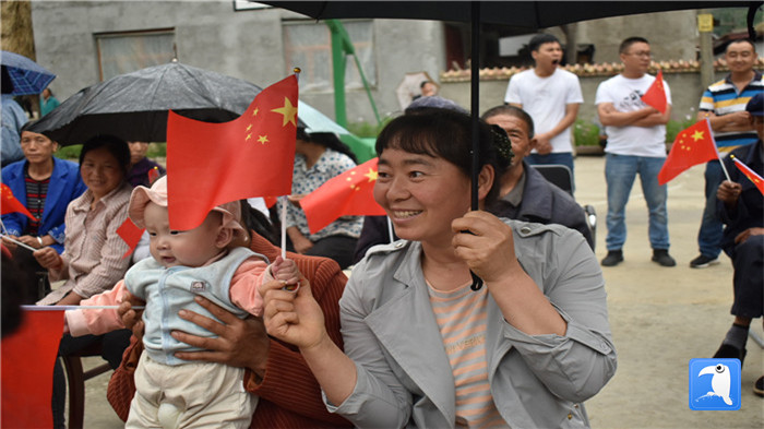 隴南市紀(jì)委監(jiān)委黨員干部與宕昌縣官亭鎮(zhèn)杜家村群眾一起慶祝黨的生日。_副本.jpg