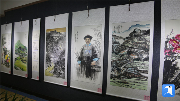 7月1日上午，定西市通渭縣紀(jì)委監(jiān)委舉辦“襄郡清風(fēng)·喜迎建黨99周年”廉政文化書畫展， 共同為黨的生日獻(xiàn)禮。_副本.jpg