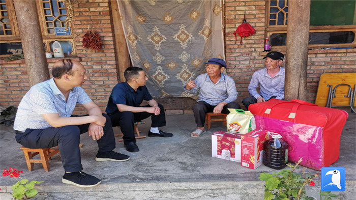 在建黨99周年來臨之際，隴南市禮縣紀(jì)委監(jiān)委在中壩鎮(zhèn)、三峪鄉(xiāng)開展“七一”慰問老黨員、困難黨員活動，為他們送去組織的關(guān)懷和節(jié)日的問候。_副本.jpg