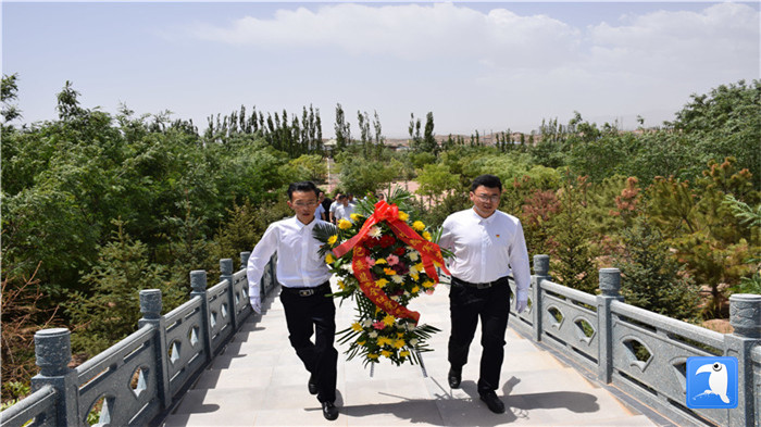 七一”前夕，白銀市紀(jì)委監(jiān)委機(jī)關(guān)黨委組織黨員來到紅軍西路軍景泰烈士陵園開展主題黨日活動。 朱鵬拍攝_副本.jpg