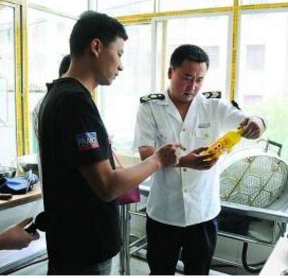 蘭州市場(chǎng)監(jiān)管局綜合行政執(zhí)法隊(duì)開(kāi)展學(xué)校、托幼機(jī)構(gòu)食品安全專項(xiàng)檢查