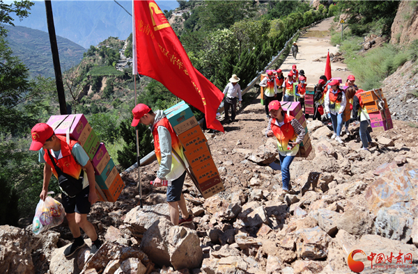 【關(guān)注隴南洪災(zāi)】跋山涉水踏艱險 救災(zāi)物資背進村（組圖）