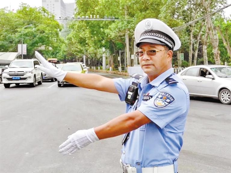 蘭州城關區(qū)交警大隊一線老交警馬驍：俯首甘為“老黃?！?>
        </a><em>蘭州城關區(qū)交警大隊一線老交警馬驍：俯首甘為“老黃?！?/em></li>
    <li><a  target=