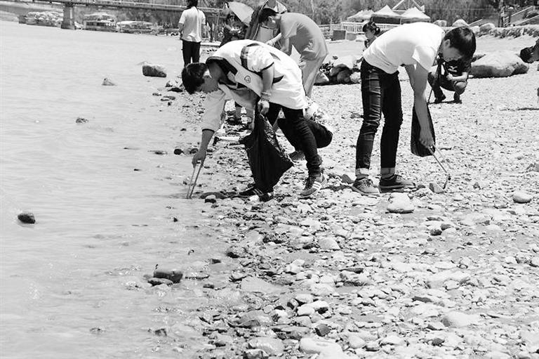 保護(hù)母親河，我們一直在路上……