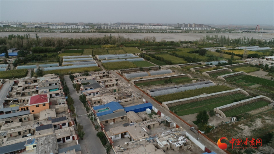 【直擊嘉峪關(guān)變遷】長(zhǎng)城腳下村落靚 美景引得游客來