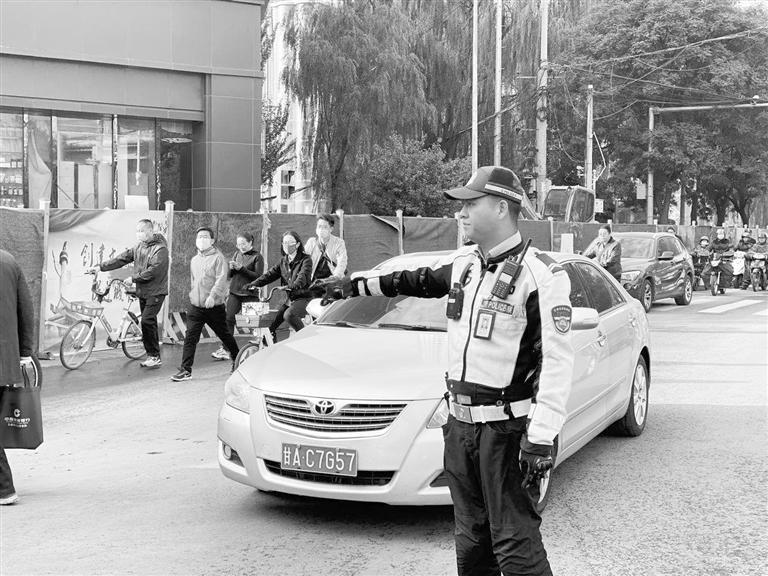 近期蘭州市區(qū)多處路段占道施工，高峰期市民請盡量繞行