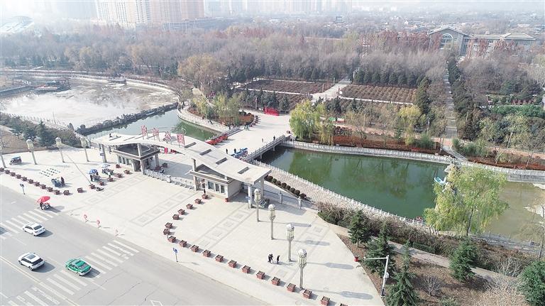 　初冬時(shí)節(jié)，臨夏市東郊公園里,楓樹、松柏、云杉等樹木色彩斑斕