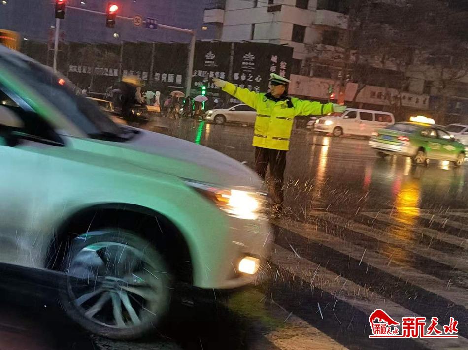 風(fēng)雪襲來(lái)，天水最美“警色”在路上！