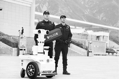 新奇！5G巡邏機器人亮相隴南武都街頭