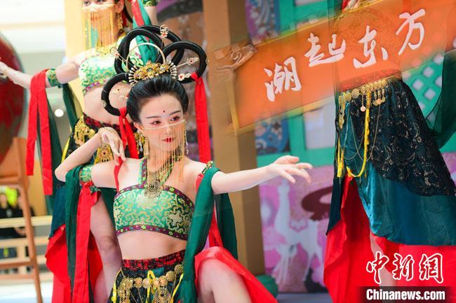 圖為今年9月5日，在重慶亮相的敦煌博物館“潮起東方”主題活動現(xiàn)場。敦煌博物館供圖