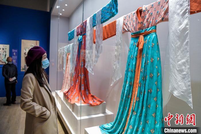 觀眾在參觀唐代服飾?！●樤骑w 攝