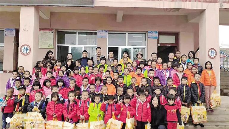 嚴冬里跨越2000多公里的愛——記臨夏州東鄉(xiāng)縣考勒鄉(xiāng)當土小學(xué)愛心衣物捐贈活動