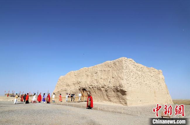 數(shù)十位身著古裝的女性通過(guò)體驗(yàn)賞漢舞、習(xí)漢禮、吟誦詩(shī)詞等中華傳統(tǒng)文化，再現(xiàn)古絲綢之路的繁華盛景?！⊥踺?攝