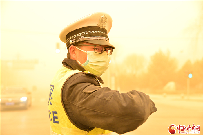 玉門(mén)交警：逆風(fēng)迎沙保平安（組圖）