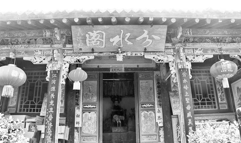 秦嶺鎮(zhèn)分水閣，一屋檐水分江河 這里可看水系奇觀，可賞連翹花海