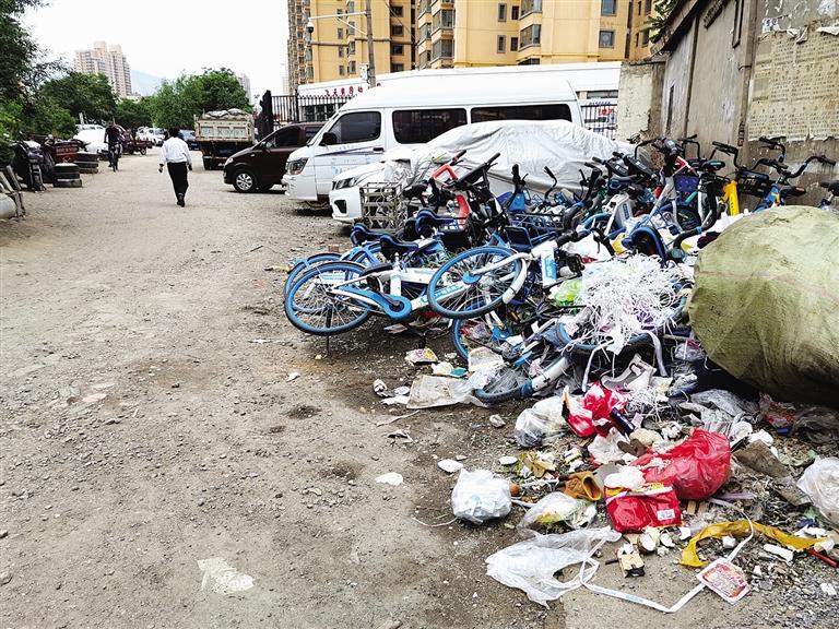 百米土路臟亂差，誰(shuí)來(lái)管？經(jīng)記者協(xié)調(diào)，社區(qū)組織志愿者進(jìn)行了清理