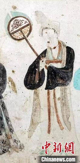 “一把小扇在手，笑對(duì)仲夏酷暑?！眻D為莫高窟第468窟《執(zhí)團(tuán)扇女供養(yǎng)人》(中唐)?！《鼗脱芯吭汗﹫D