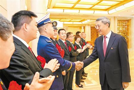 尹弘同甘肅省全國“兩優(yōu)一先”表彰對象和全國優(yōu)秀縣委書記座談時(shí)強(qiáng)調(diào) 牢記殷切囑托 創(chuàng)造嶄新業(yè)績 當(dāng)好榜樣標(biāo)桿努力為全面建設(shè)社會主義現(xiàn)代化作出更大貢獻(xiàn)