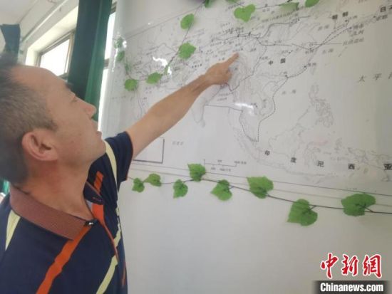 圖為甘肅省社會科學院絲綢之路研究所所長侯宗輝指出《絲綢之路古文明》課題組考察線路?！￠Z姣 攝