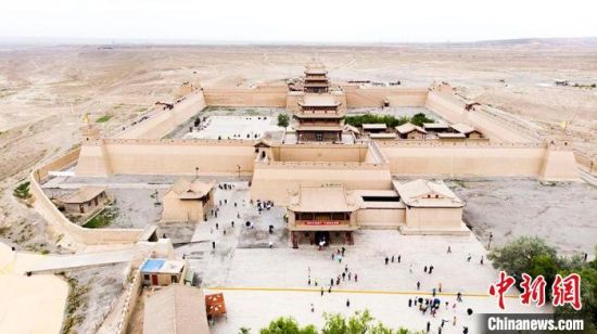 圖為7月中旬，世界文化遺產(chǎn)——嘉峪關(guān)，它是中國(guó)明代萬里長(zhǎng)城的西端起點(diǎn)。　高展　攝