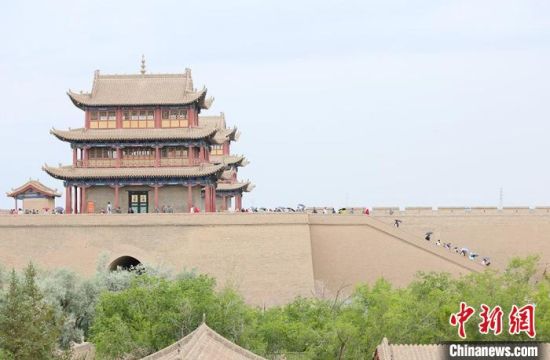 歷經(jīng)數(shù)十載保護(hù)修繕的古老關(guān)城得以延年益壽，成為了海內(nèi)外游客“絲路游”的必經(jīng)打卡地?！「哒?攝