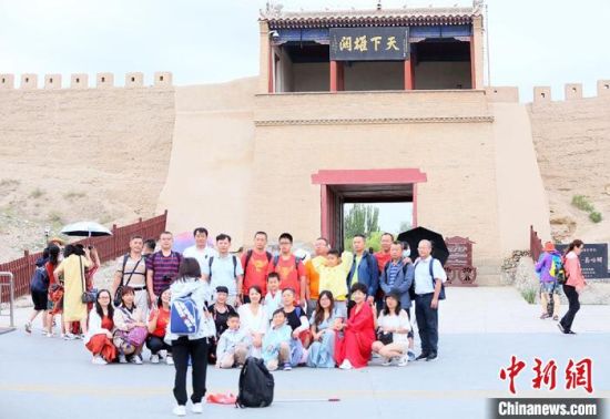 歷經(jīng)數(shù)十載保護(hù)修繕的古老關(guān)城得以延年益壽，成為了海內(nèi)外游客“絲路游”的必經(jīng)打卡地?！「哒?攝