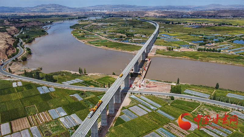 【隴拍客】直擊現(xiàn)場！看中蘭鐵路首條接觸網(wǎng)導(dǎo)線如何架設(shè)