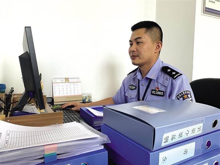 “身為黨員，就應(yīng)該第一個(gè)往前沖”