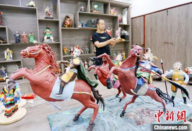 安秋平是成州面塑第五代傳承人，也是當(dāng)?shù)匚ㄒ粓?jiān)守面塑制作的人?！「哒?攝