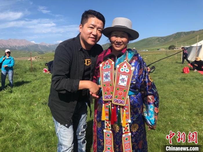 圖為拍攝紀(jì)錄片《西茂的婚禮》期間，張輝剛(左)與裕固族老人合影留念。(資料圖) 張輝剛供圖