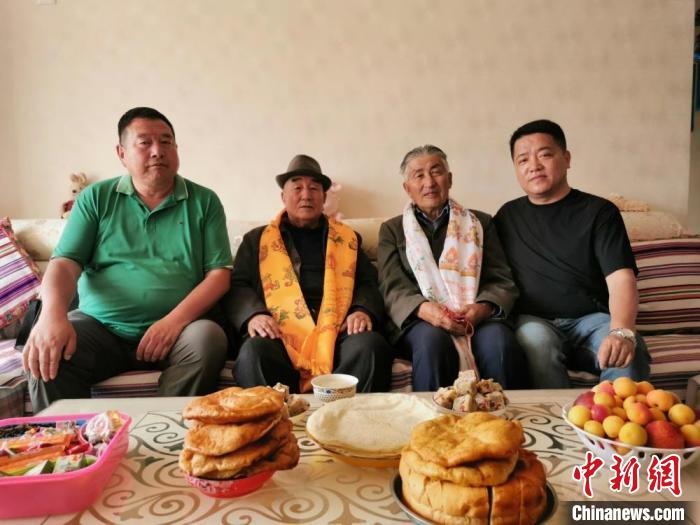 圖為張輝剛(右一)拜訪甘肅肅南縣裕固族德高望重的老人。(資料圖) 張輝剛供圖