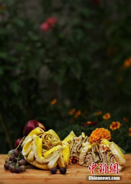 圖為做好的月餅，狀似玫瑰，切開后層層疊疊，色彩斑斕。張文 攝