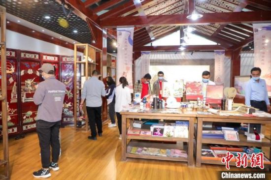 圖為甘肅“一會一節(jié)”期間，位于敦煌的天水市展館中，民眾觀賞文創(chuàng)產(chǎn)品?！「拭C省文化和旅游廳供圖