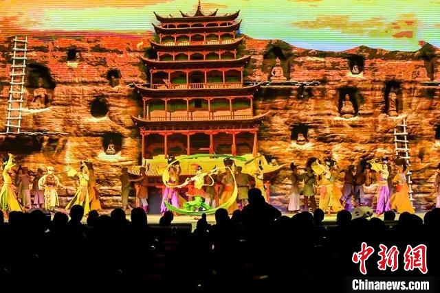 開幕式文藝展示“相約敦煌”，通過數(shù)字技術(shù)將莫高窟“搬到”演出現(xiàn)場(chǎng)?！「拭C省文化和旅游廳供圖