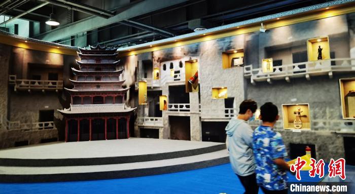 該展覽還借助科技手段，復(fù)原“藏經(jīng)洞”場景，將莫高窟“搬進(jìn)”展廳?！《∷?攝