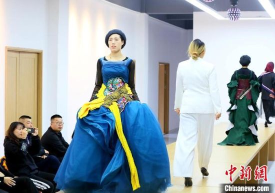 東鄉(xiāng)繡娘在T臺走秀?！「哒?攝