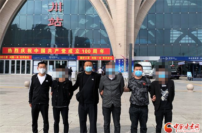 以辦卡為由流竄6省盜刷他人錢財(cái) 這個(gè)團(tuán)伙被平?jīng)鼍揭诲伓?>
        </a><em>以辦卡為由流竄6省盜刷他人錢財(cái) 這個(gè)團(tuán)伙被平?jīng)鼍揭诲伓?/em></li>
    <li><a  target=